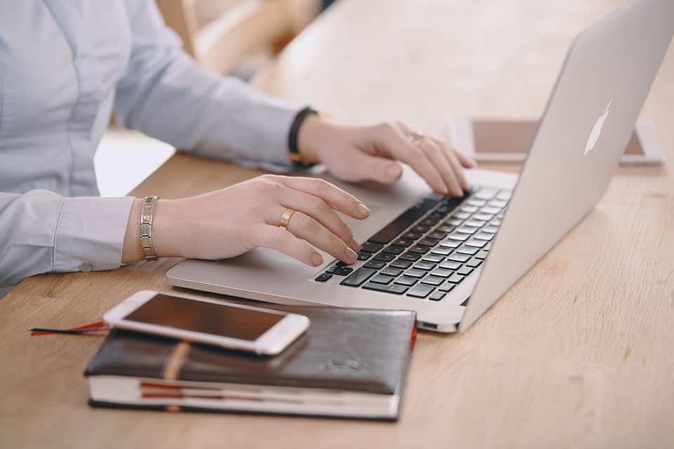 Sans bureau fixe ? Optez pour la location de bureaux !